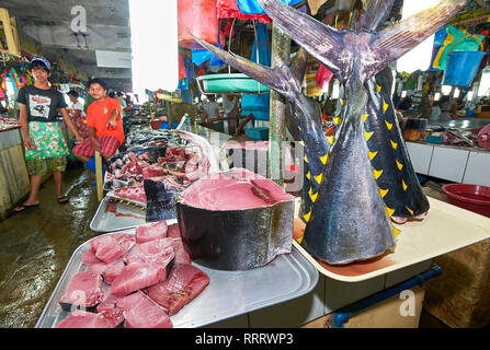 Stadt Puerto Princesa, Palawan, Philippinen - 24. Februar 2010: Cut Gelbflossenthun Schwanz und seinen roten Filet Fleisch zum Verkauf an die Zentrale Wet Market Stockfoto