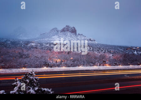 Rote Felsen bedeckt mit Winterschnee entlang des Highway 89A in Sedona, Arizona, USA Stockfoto