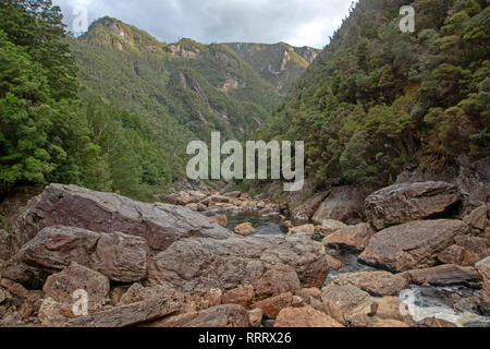 Felsbrocken auf Coruscades im Inneren der großen Schlucht auf den Franklin River Stockfoto