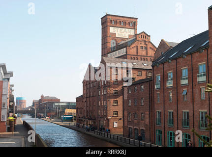 Chester, England - 23. Februar 2019: Street View der alten Fabrik und Kanäle in der Stadt Chester, England. Stockfoto