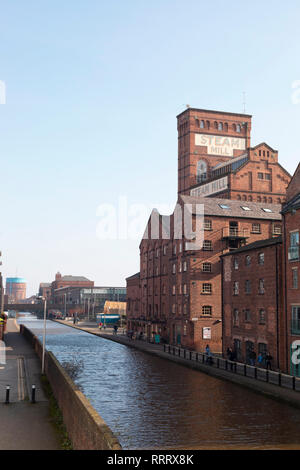Chester, England - 23. Februar 2019: Street View der alten Fabrik und Kanäle in der Stadt Chester, England. Stockfoto