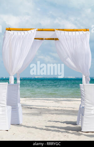 Eine weiße Hochzeit alter an einem weißen Sandstrand in Cancun, Mexiko. Stockfoto