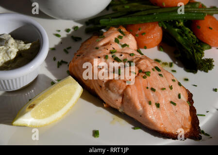 Die Bilder zeigen eine Auswahl von Speisen und Getränken im Restaurant und Pub mit Unternehmen verwendet werden. Cocktails, Burger, Kebab, Süßkartoffeln, einem Chef Bier Stockfoto