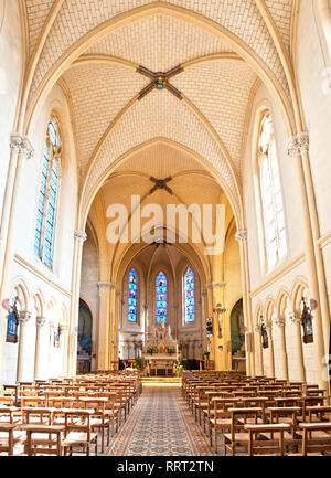 Architektonische Details der eine kleine Kirche in einer Stadt von Neuvy-en-Mauges, Frankreich. Weiße Steinwände und arch Dome innerhalb des Gebäudes Stockfoto