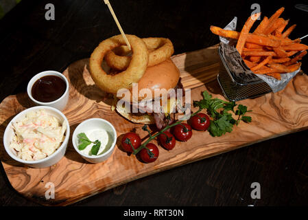 Die Bilder zeigen eine Auswahl von Speisen und Getränken im Restaurant und Pub mit Unternehmen verwendet werden. Cocktails, Burger, Kebab, Süßkartoffeln, einem Chef Bier Stockfoto