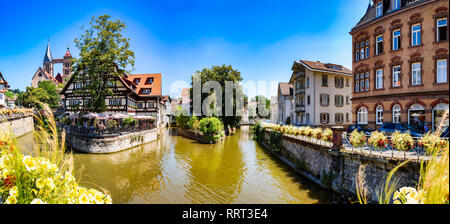 Esslingen am Neckar, Deutschland, 07.01.2018: Panorama der Kanal mit Restaurant und y Stadtkirche St. Dionysius in Esslingen am Neckar Stockfoto