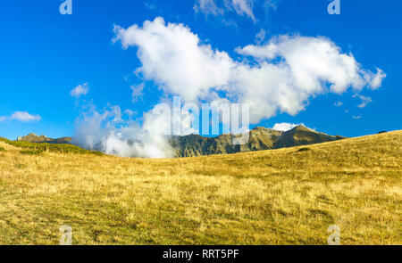 Schöne Berglandschaft mit blauem Himmel und weißen Wolken. rocky Herbst Landschaft malerischen Panoramablick Stockfoto