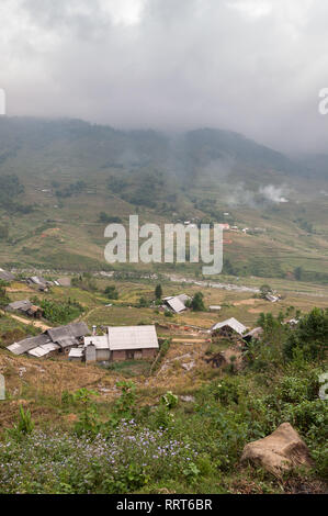 Terrassierten Hügeln und landwirtschaftlichen Häuser in Nebel, Sa Pa, Vietnam Stockfoto