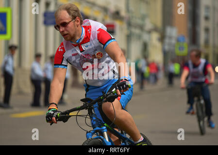 Moskau, Russland - 11. Juli: unbekannter Radfahrer konkurrieren im Zahnfleisch Fahrradfahren am 11. Juli 2015 in Moskau, Russland Stockfoto