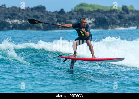 South Pacific, USA, Hawaii, Hawaii, Insel, Big Island, Mann auf paddle Board surfen Stockfoto