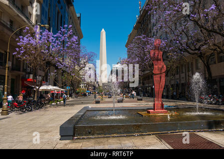 BUENOS AIRES, Argentinien - 02 Dez: der Obelisk (El Obelisco), dem bekanntesten Wahrzeichen in der Hauptstadt auf 2. Dezember 2015 in Buenos Aires, Argentinien. Stockfoto