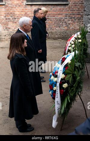 Us Vice President Mike Pence, der polnische Präsident Andrzej Duda und ihre Frauen eine Pause für einen Moment der Stille während Ihres Besuchs an der NS-Konzentrationslager Auschwitz-Birkenau Februar 15, 2019 in Oswiecim, Polen. Stehend von links nach rechts sind: Vice President Mike Pence, Karen Pence, der polnische Präsident Andrzej Duda und seine Frau Agata Kornhauser-Duda. Stockfoto