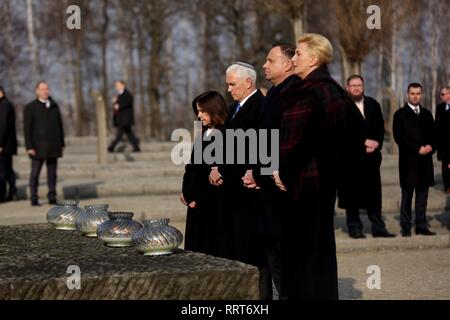 Us Vice President Mike Pence, der polnische Präsident Andrzej Duda und ihre Frauen eine Pause für einen Moment der Stille während Ihres Besuchs an der NS-Konzentrationslager Auschwitz-Birkenau Februar 15, 2019 in Oswiecim, Polen. Stehend von links nach rechts sind: Vice President Mike Pence, Karen Pence, der polnische Präsident Andrzej Duda und seine Frau Agata Kornhauser-Duda. Stockfoto