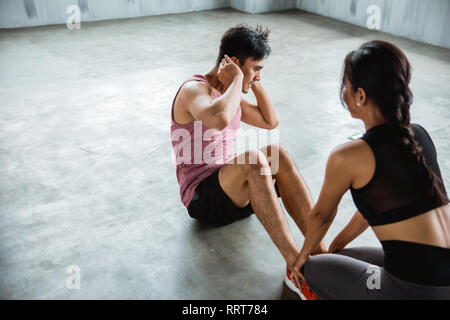 Paar dabei einige im Innenbereich sitzen Stockfoto