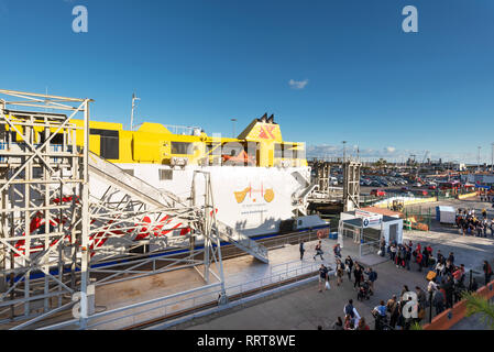 Teneriffa, Spanien - Januar 27, 2019: Fred Olsen Expres Fähre Schiff Abfahrt von Teneriffa Port. Kanarische Inseln, Spanien. Stockfoto