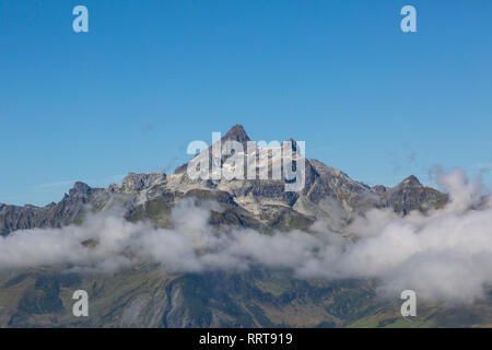 Kaerpf Gipfel in den Schweizer Alpen im Sommer, blauer Himmel, Wolken, Sonne Stockfoto