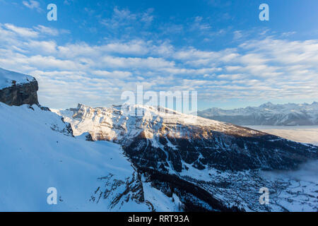 Leukerbad und Torrent Landschaft gesehen vom Gemmipass in Sonne und Meer von Nebel Stockfoto