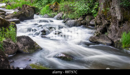 Schöne schnelle mit schnell fließendem Wasser und Felsen, langen Belichtungszeit. Natürliche saisonale Reisen outdoor Hintergrund in Finnland Stockfoto