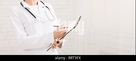 Ärztin befüllen Krankengeschichte des Patienten Stockfoto