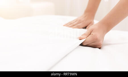 Junge Frau, Bett und Organisation Zimmer Stockfoto