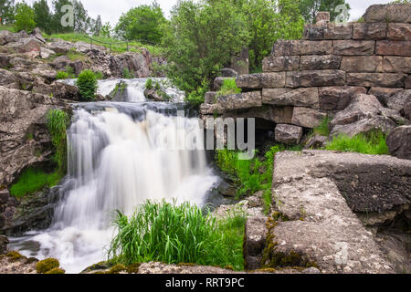 Schöne schnelle mit schnell fließendem Wasser und Felsen, langen Belichtungszeit. Natürliche saisonale Reisen outdoor Hintergrund in Finnland Stockfoto