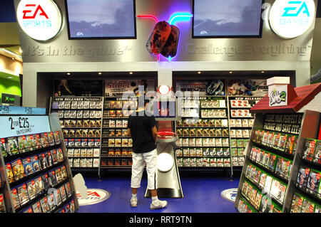 Menschen spielen in-store computer Spielkonsolen Stockfoto