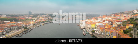 Alte Porto Stadt und Ribeira über den Fluss Douro in Vila Nova de Gaia, Portugal Stockfoto