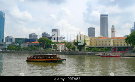 Touristische Schiff segelt von Singapore River in die Marina Bay Stockfoto