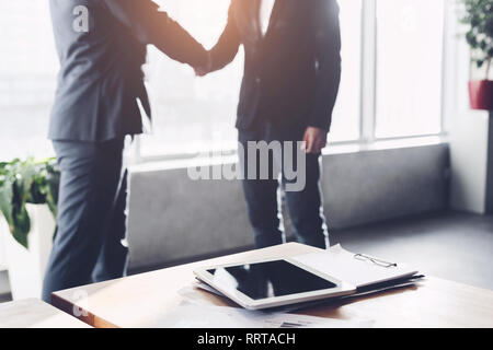 Business Partner die Hände schütteln Nach dem unterzeichnen Abkommen Stockfoto