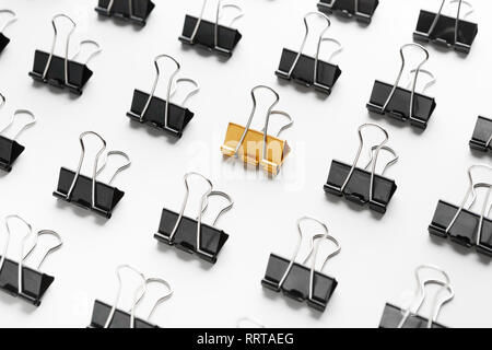 Red Holzblock zwischen Schwarz auf Weiß Stockfoto