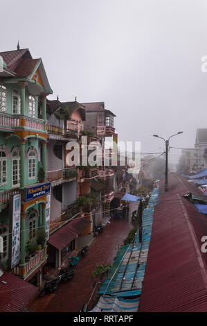 Seite Straße mit kleinen Ständen und Gebäude an einem bewölkten Tag, Sa Pa, Vietnam Stockfoto