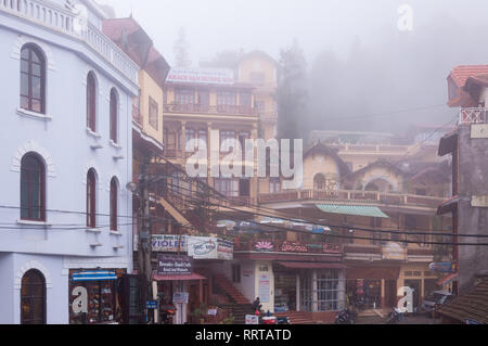 Gebäude, Restaurants und Cafés von Sa Pa an einem bewölkten nebligen Tag, Sa Pa, Vietnam Stockfoto