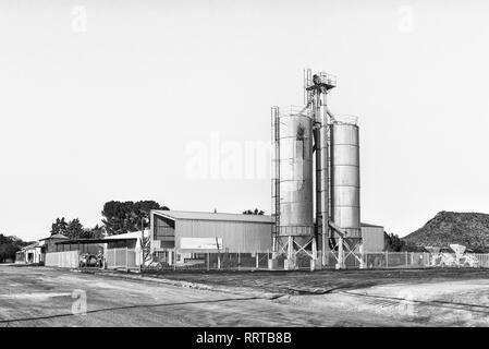 LUCKHOFF, SÜDAFRIKA, August 6, 2018: Silos für Getreide Saatgut in Luckhoff in der Provinz. Schwarzweiß Stockfoto