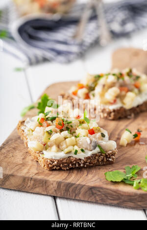 Hausgemachten Heringssalat mit frischen Zwiebeln Apfel rot Paprika und Kräuter Stockfoto