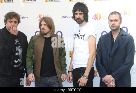 Apr 03, 2015 - London, England, UK-Nordoff Robbins O2 Silber Notenschlüssel Awards 2015 Grosvenor House Hotel Foto zeigt: Kasabian Stockfoto