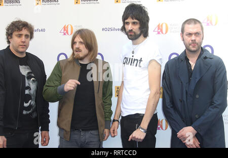 Apr 03, 2015 - London, England, UK-Nordoff Robbins O2 Silber Notenschlüssel Awards 2015 Grosvenor House Hotel Foto zeigt: Kasabian Stockfoto