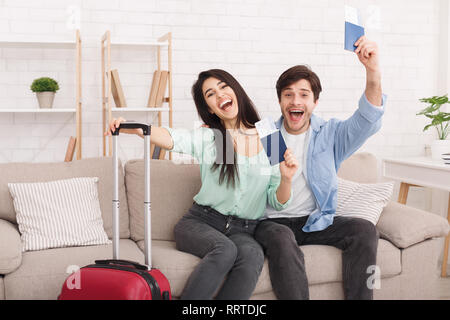 Glückliches Paar holding Pässe und Tickets in den Händen Stockfoto