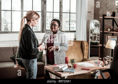 Pralle afrikanische amerikanische Frau in eine gestreifte Jacke suchen gestört Stockfoto