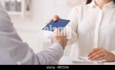 Reisebüro, Reisepass mit Tickets für Touristen Stockfoto