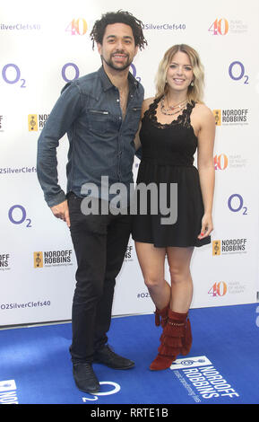 Apr 03, 2015 - London, England, UK-Nordoff Robbins O2 Silber Notenschlüssel Awards 2015 Grosvenor House Hotel Foto zeigt: die Gäste Stockfoto