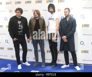 Apr 03, 2015 - London, England, UK-Nordoff Robbins O2 Silber Notenschlüssel Awards 2015 Grosvenor House Hotel Foto zeigt: Kasabian Stockfoto