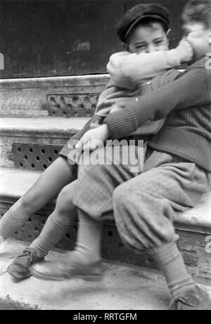 Kinder - Zwei Jungen raufen zum Spaß in Rom, Italienisch, 1950er Jahre. Zwei kleine Jungen gegenseitig in Rom, Italien zu kämpfen. V. 501-4 Stockfoto