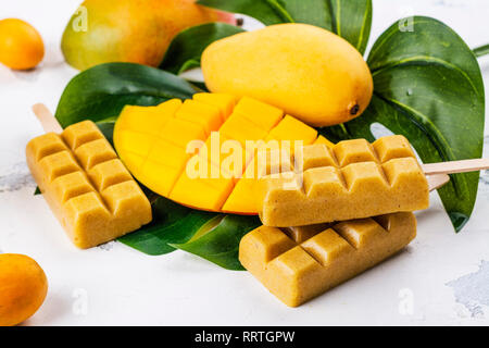 Tropische mango Eis am Stiel Stockfoto