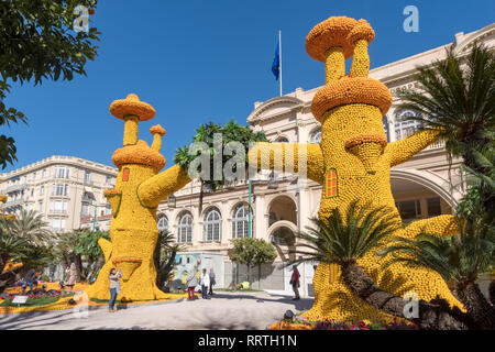 Riesige Skulptur von Zitronen und Orangen am jährlichen Menton Lemon Festival im französischen Riviera gemacht Stockfoto