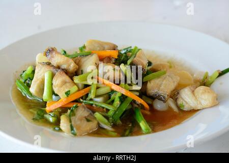 Lecker Thai Food, Snapper Fisch gebraten Sellerie in Weiß Teller Stockfoto