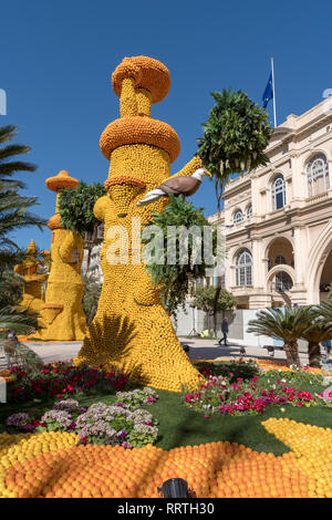 Riesige Skulptur von Zitronen und Orangen am jährlichen Menton Lemon Festival im französischen Riviera gemacht Stockfoto