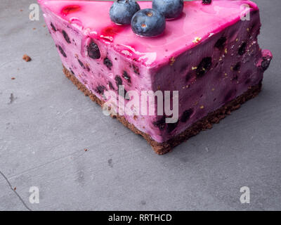 Blueberry cheesecake auf grauem Beton mit Blaubeeren Stockfoto