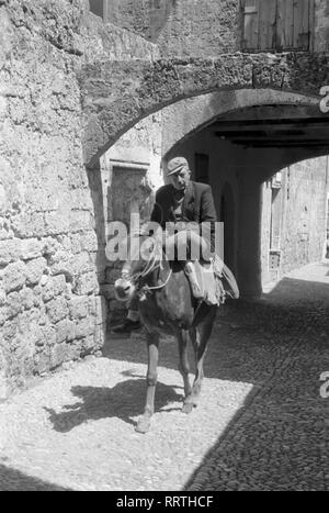 Griechenland - Griechenland - ein alter Bauer fährt auf seinem Esel. Bild Datum ca. 1954. Ein alter Bauer reitet auf seinem Esel, Panorama Ca. 1954. Foto Erich Andres Stockfoto