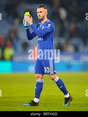 Von Leicester City James Maddison begrüßt die Fans nach dem Abpfiff des Premier League Match für die King Power Stadion, Leicester. Stockfoto