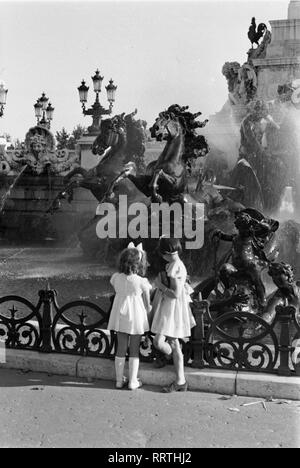 Frankreich - Frankreich im Jahre 1950. Zwei kleine Mädchen vor einem Brunnen. Foto von Erich Andres Mädels vor einem Brunnen, XV 31-26-22 gestorben sind, Kinder, Brunnen, Statuen, Denkmal, Pferde Stockfoto